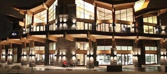 Top floor!Mission Hill and lake view. Gym,pool,sauna,and more! Mins to the lake 