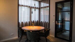 2 Schlafzimmer, kostenlose Babybetten
