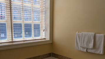 King Deluxe Room | Bathroom | Separate tub and shower, towels