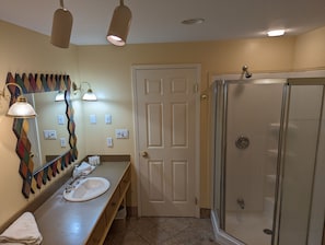 Double Queen Deluxe Room | Bathroom | Separate tub and shower, towels - Stratford Suites (Stratford)