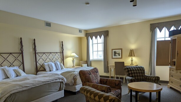 Double Queen Deluxe Room | Sengetøy