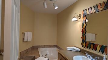 Double Queen Deluxe Room | Bathroom | Separate tub and shower, towels