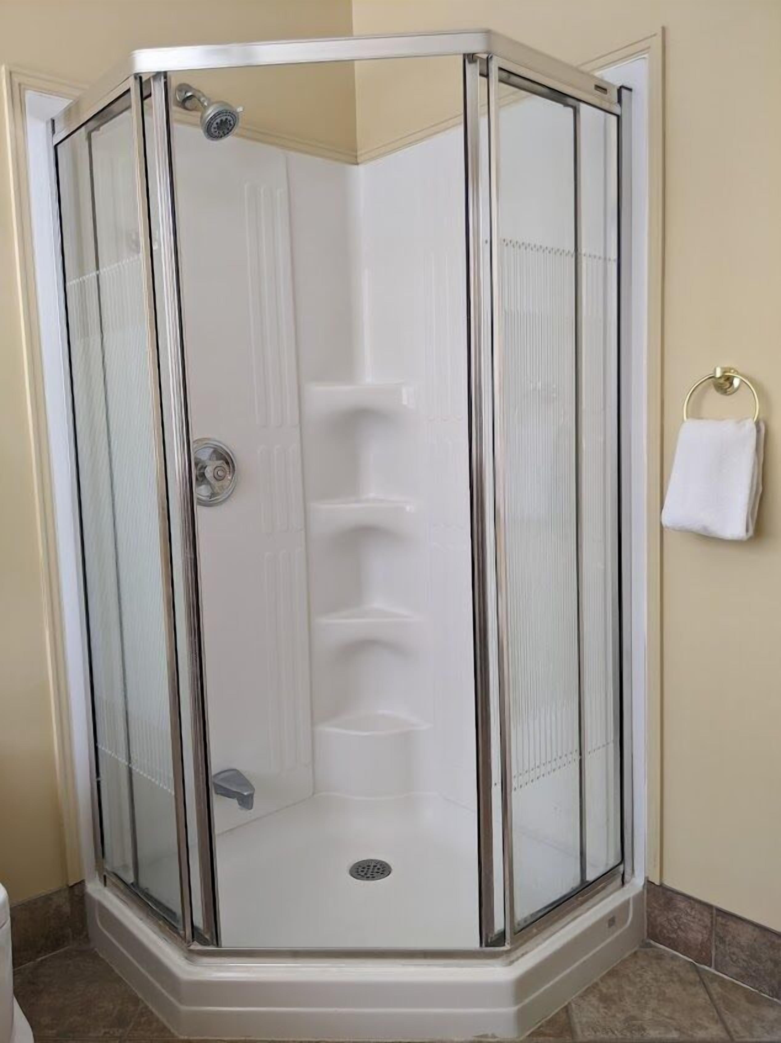 Double Queen Deluxe Room | Salle de bain | Baignoire et douche séparées, serviettes fournies