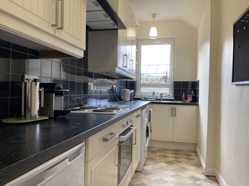 ISLAY House, Comfortable home- private garden, in quiet village, near Edinburgh