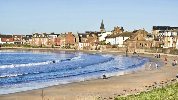 A coastal town with a sandy beach, historic buildings, and a clear blue sea. - ISLAY House, Comfortable home- private garden, in quiet village, near Edinburgh (Pencaitland)