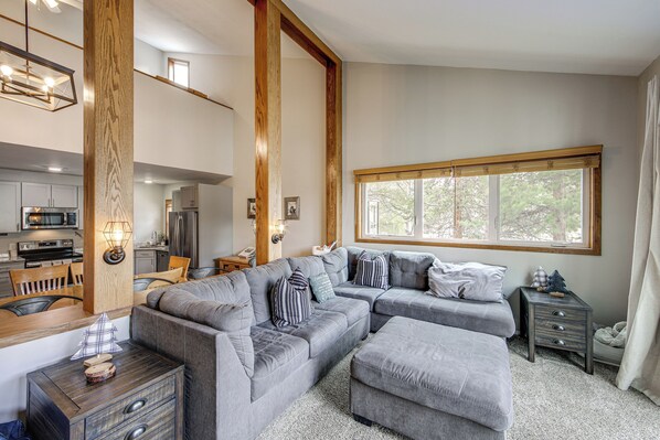 Televisión, chimenea y libros 