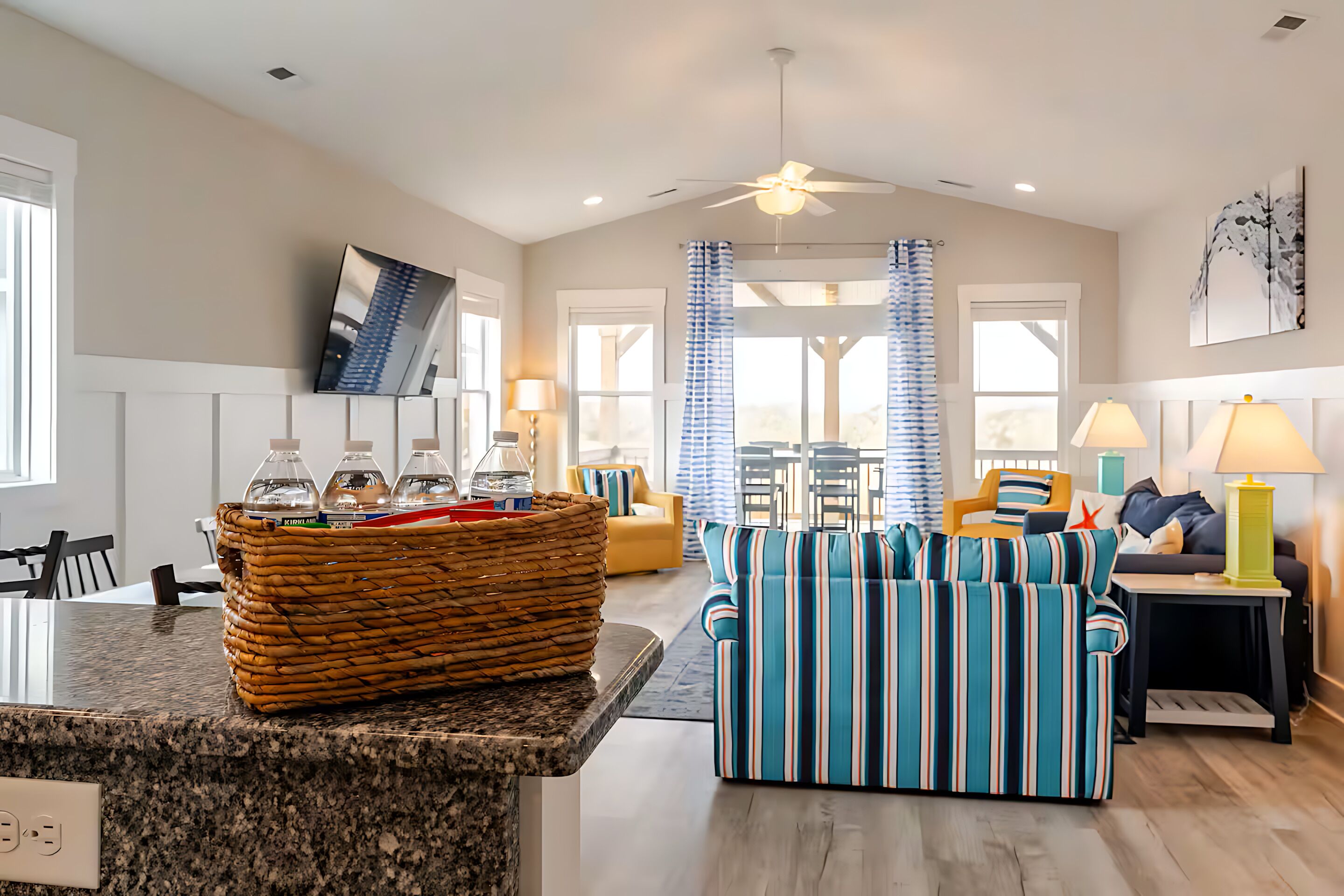 Een smart-tv, boeken en een computerscherm