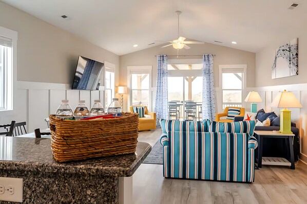 Smart TV, libri, monitor per computer