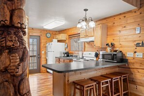 Fridge, microwave, oven, stovetop - Beary Cozy- No Pet Fee, Hot Tub, Fireplace, WiFi (Slade)