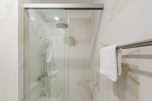 Shower, hair dryer, towels, soap - GuestReady - Picaria Graffiti (Porto)