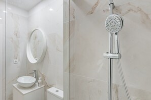 Shower, hair dryer, towels, soap - GuestReady - Picaria Graffiti (Porto)