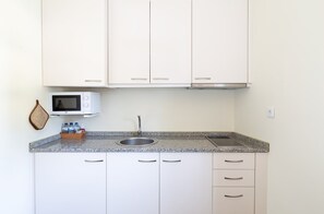 Kjøleskap, mikrobølgeovn, kaffetrakter/tekoker og brødrister