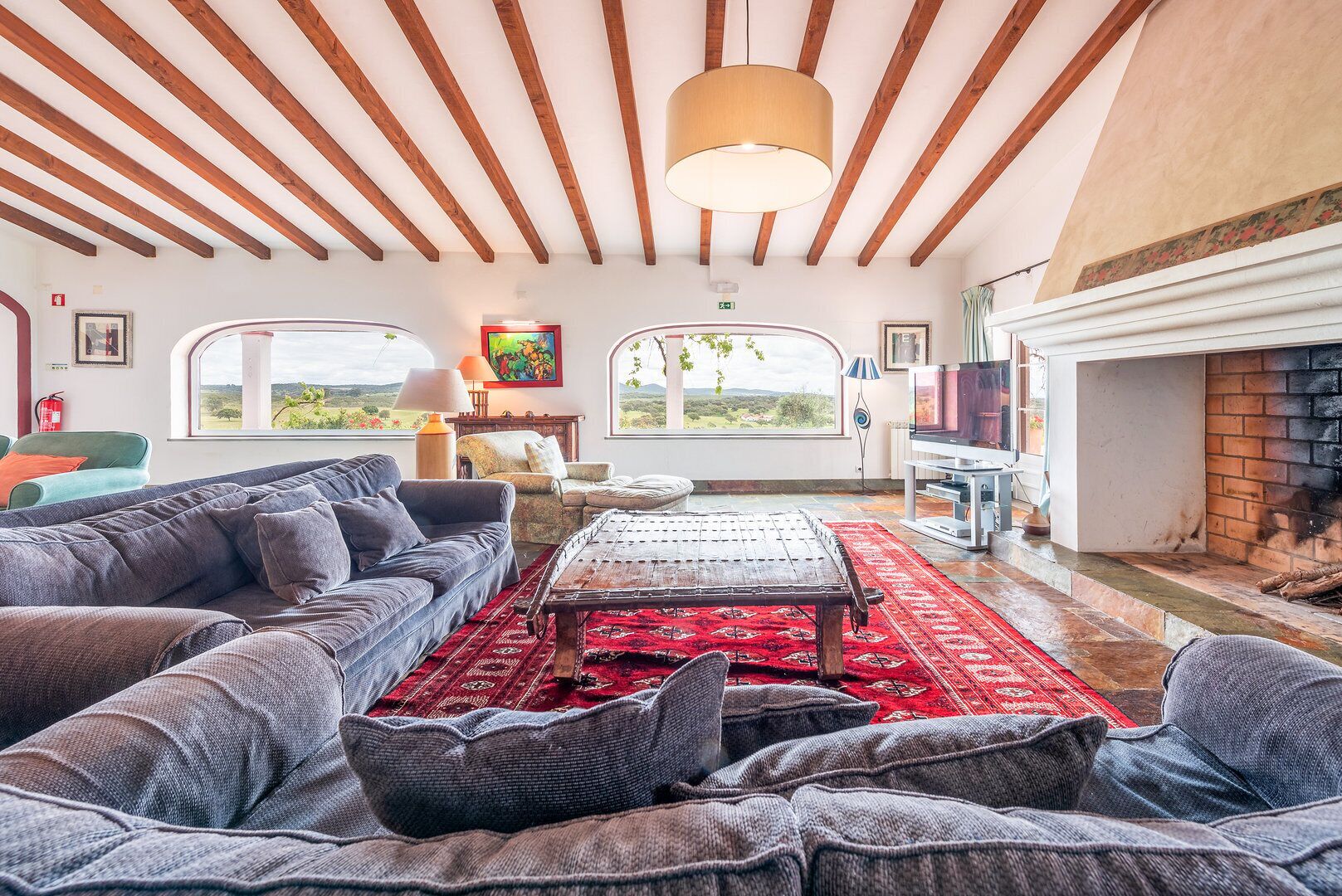 TV, lareira, livros, aparelho de som