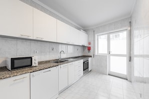 Fridge, microwave, oven, dishwasher - GuestReady - Hospitality Atrium - Leite Residence (Vila Nova de Gaia)