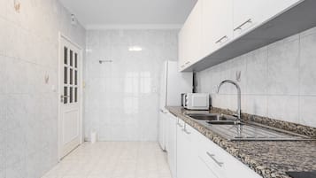 Kylskåp, mikrovågsugn, ugn och diskmaskin