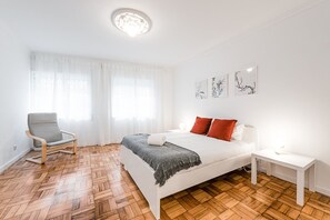 1 chambre, bureau, fer et planche à repasser, accès Internet