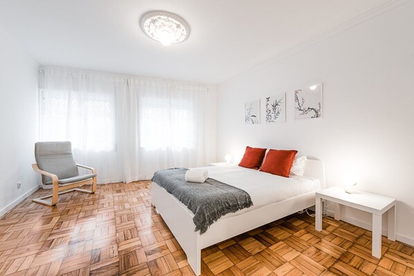 Desk, iron/ironing board, Internet, bed sheets