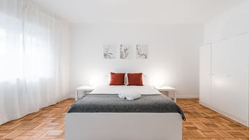 1 dormitorio, escritorio, tabla de planchar con plancha y Internet
