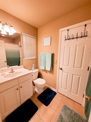 Ensemble douche/baignoire, baignoire à jets, serviettes fournies