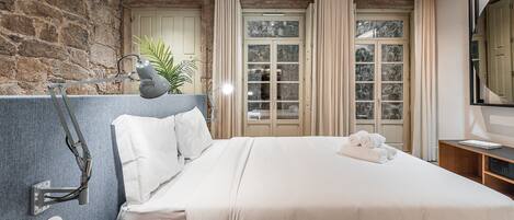 Desk, Internet, bed sheets