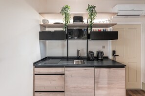 Kjøleskap, mikrobølgeovn, kokeplater og kaffetrakter/tekoker