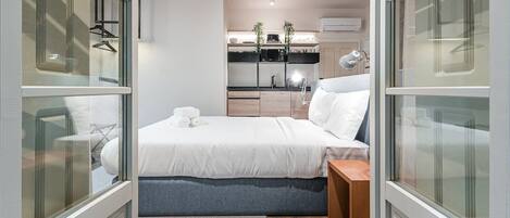 Skrivebord, internetforbindelse, sengetøj