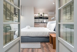 Desk, Internet, bed sheets - GuestReady - Mercadores Apartments - Room B (Porto)