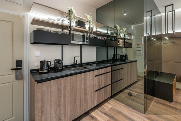 Réfrigérateur, micro-ondes, cafetière/bouilloire, grille-pain