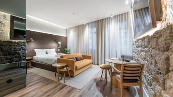 Työpöytä, internet, vuodevaatteet