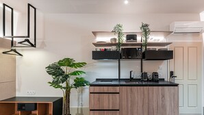 Kaffetrakter/tekoker, kjøleskap, mikrobølgeovn og brødrister