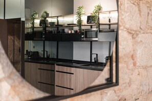 Geladeira, micro-ondas, cafeteira/chaleira, torradeira