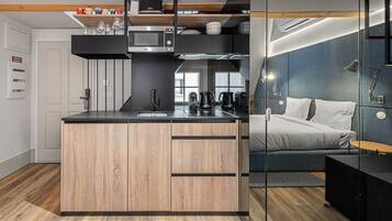 Een koelkast, een magnetron, een koffiezetapparaat/waterkoker