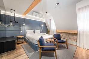 Een bureau, internet, beddengoed