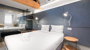 Een bureau, internet, beddengoed