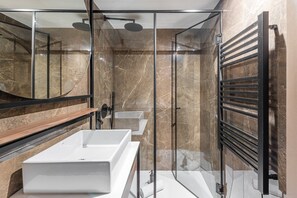 Een douche, een haardroger, handdoeken