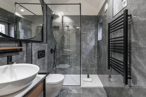 Dusj, hårføner og håndklær