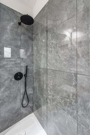 Shower, hair dryer, towels - GuestReady - Mercadores Apartments - Room H (Porto)