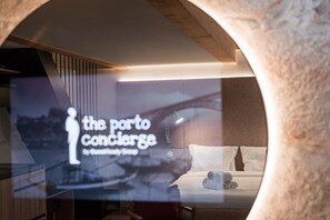 Skrivebord, internettilgang og sengetøy