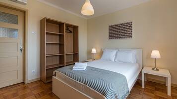 3 bedrooms, desk, iron/ironing board, internet