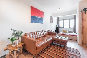 1 sovrum, skrivbord, strykjärn/strykbräda och internet