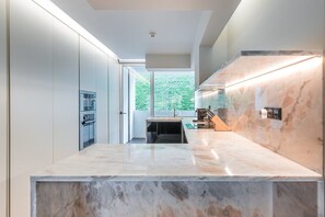 Fridge, microwave, oven, dishwasher - GuestReady - River View (Vila Nova de Gaia)