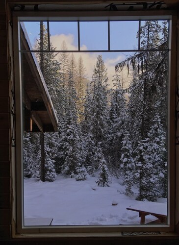 Perfect location between West and East Glacier Park entrances and next to river!