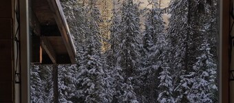 Perfect location between West and East Glacier Park entrances and next to river!