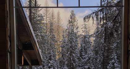 Perfect location between West and East Glacier Park entrances and next to river!