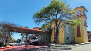 Un edificio de fachada amarilla con un letrero que dice "Flex Studios".