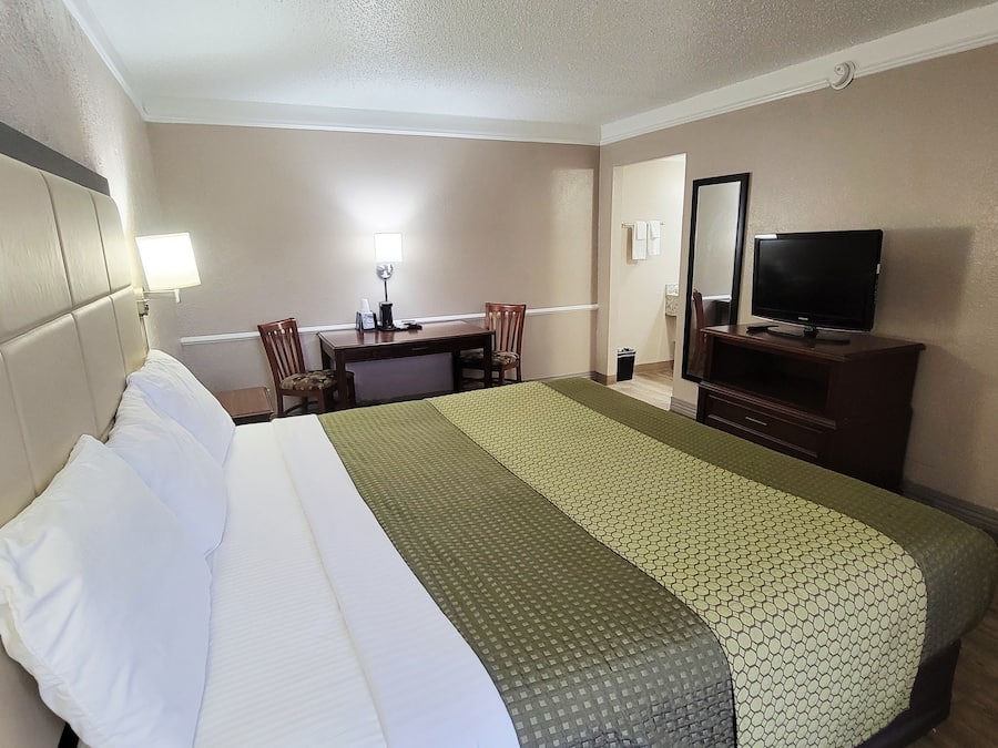 Basic Room, 1 King Bed, Non Smoking | Desk, iron/ironing board, free WiFi, bed sheets