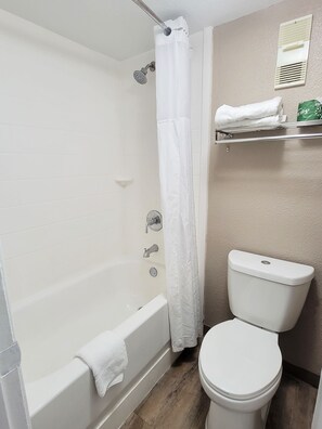 Habitación básica, 1 cama de matrimonio grande, no fumadores | Baño | Artículos de higiene personal gratuitos, toallas, jabón y champú