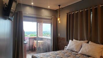 Superior-loftsværelse - 1 soveværelse - køleskab og mikrobølgeovn - stueetage | 1 soveværelse, gratis Wi-Fi, sengetøj