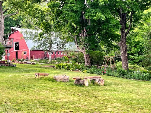 Charming, updated 3 bedroom farmhouse farm stay. 