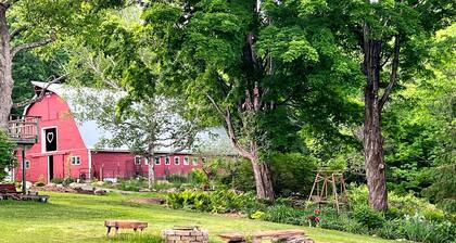 Charming, updated 3 bedroom farmhouse farm stay.